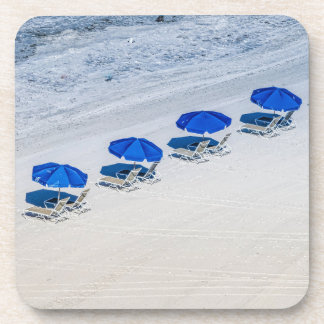 Posavasos Sillas de playa con el paraguas azul en la playa