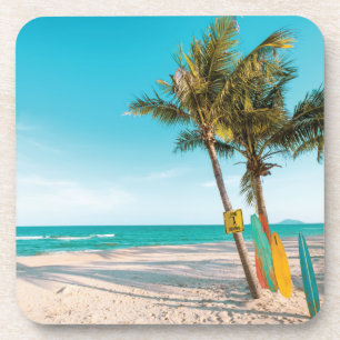 Posavasos Surf board en la playa tirando almohada