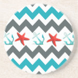 Posavasos Temática de Playa Náutica Chevron Anchans Starfish<br><div class="desc">Nautical Beach Theme Chevron Ancla Starfish con rayas de chevron azules y turquesa con anclas verde azuladas y pez estrella de color rojo brillante centrado en el centro del patrón de chevron. "marea" "marea" "marea" "marea" "marea" "estriada" "costa" "océano" "costa" "chevron" "patrones"</div>