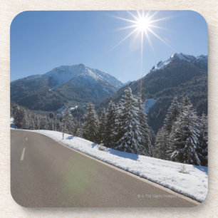 Posavasos Thrugh vacío idílico del camino un paisaje del