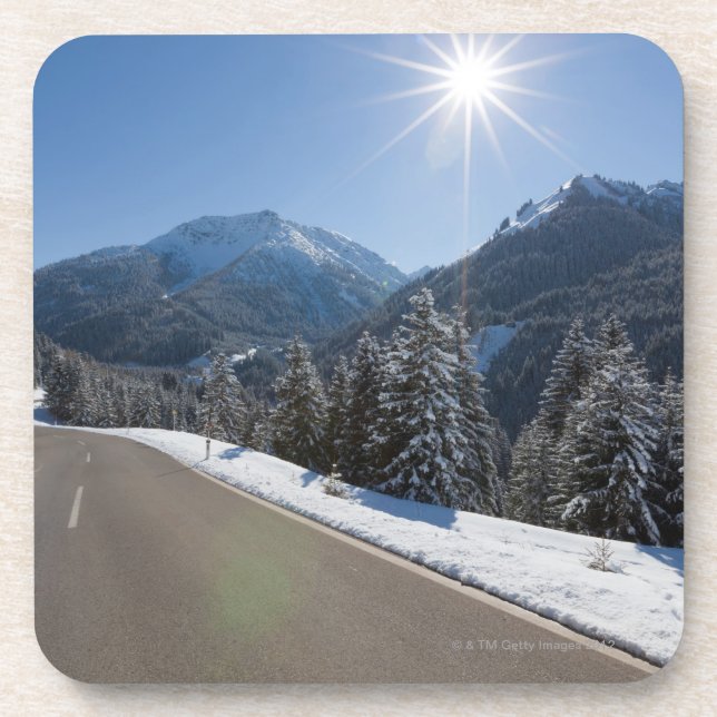 Posavasos Thrugh vacío idílico del camino un paisaje del (Frente)