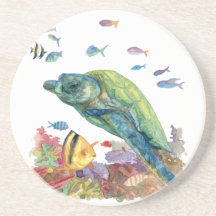 Tortuga y peces en el mar