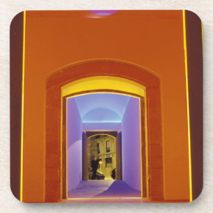 Posavasos UE, España, Barcelona. Puerta iluminada cerca de P