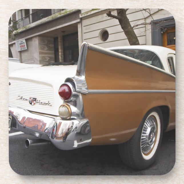 Posavasos Un auto Studebaker Silver Hawk Classic estacionado (Frente)