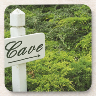 Posavasos Un cartel que señala a la bodega (cueva) en