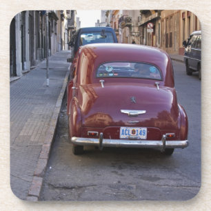 Posavasos Un clásico coche rojo Peugeot antiguo aparcado en
