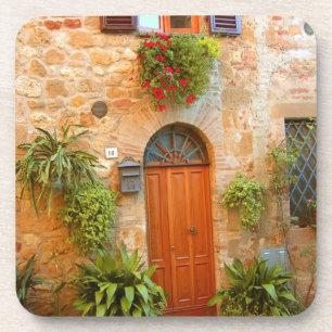 Posavasos Un gato busca entrada a casa en Pienza, Italia.