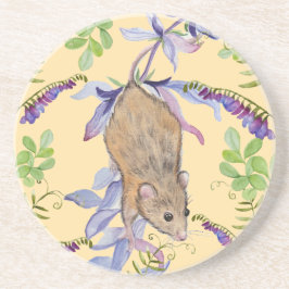 Posavasos Un ratón gracioso en un matorral de flores.