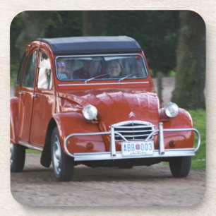 Posavasos Un viejo Citroen 2CV rojo con una mujer sonriente