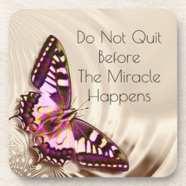 Posavasos Una mariposa rosa sobre un fondo de satén crema