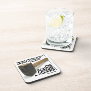 Posavasos Una Persona Fuerte Lleva Un Martillo - Un Entrenam