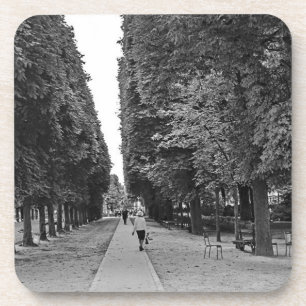 Posavasos Vieja caminando en un parque en París en verano