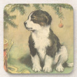 Posavasos Vintage Christmas, Cute Puppy con Árbol De Navidad<br><div class="desc">Ilustracion de época Diseño navideño navideño con un adorable cachorro collie sentado bajo el árbol de Navidad. ¡Este lindo bebé de piel está al lado de algunos instrumentos musicales, una pompa o una trompeta y algunos tambores esperando a la familia en la mañana de los Navidades! ¡Esta corbata hará a...</div>