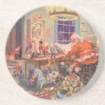 Posavasos Vintage Christmas, Santa Claus con Elves Workshop<br><div class="desc">Ilustracion de la Vintage. Imagen de feriado de Navidad con Jolly San Nicolás y sus elfos ocupados construyendo juguetes, muñecas, caballos mecedores, etc. en el taller de Santa en el Polo Norte en la Víspera de los Navidades. Santa Claus está revisando su lista traviesa o buena una vez más para...</div>