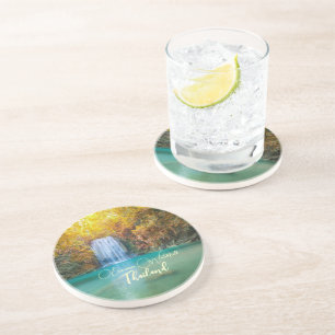 Posavasos Vista de otoño de la cascada de Erawan en Tailandi