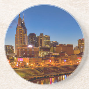 Posavasos Vista del horizonte de la ciudad al anochecer