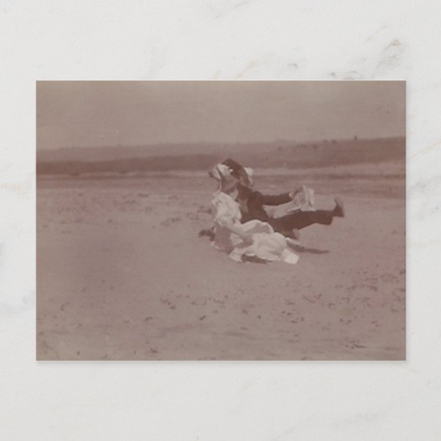 Postal 2 personas en la playa perdiendo gorras (Anverso)