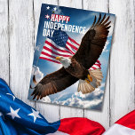 Postal 4 de julio Feliz Día de la Independencia<br><div class="desc">4 de julio Feliz Día de la Independencia con tarjeta postal. Un majestuoso águila calva lanzando la bandera estadounidense en el fondo simboliza la libertad y la fuerza. Los saludos en la parte de atrás,  como se desee.</div>