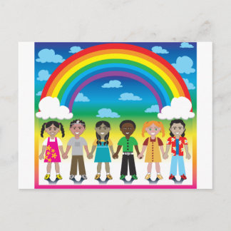 Postal 6 niños felices bajo un arcoiris con un fondo colo