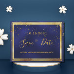 Postal 80° cumpleaños oro azul oscuro salva la fecha<br><div class="desc">Una tarjeta Save the Date para una fiesta de cumpleaños número 80 para un hombre, hombre, hombre. Un fondo azul oscuro decorado con un confetti dorado y un marco negro y dorado falso. El color azul es desigual. Plantillas para una fecha y nombre/edad 80. Letras de colores dorados. El texto:...</div>