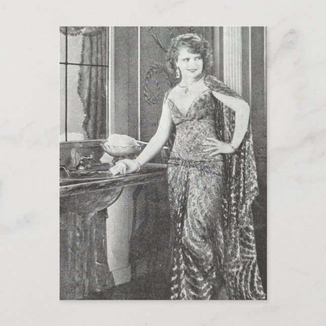 Postal A Gorgeous Woman in 1930 Black and White Postcard (Anverso)