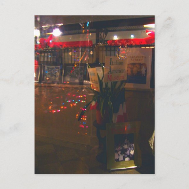 Postal A través de la ventana del Museo Italiano American (Anverso)