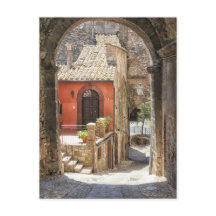 A través de un arco en Narni, Umbría, Italia
