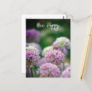 Postal Abeja feliz con motivación de la flor purple Alliu
