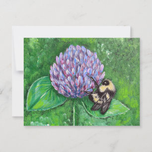 Postal Abeja sobre pintura de trébol morado
