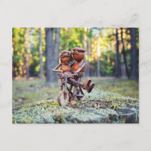 Postal Acorn elf con su chica en bicicleta