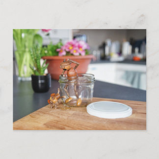 Postal Acorn elf con su perro en la cocina