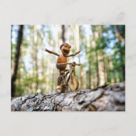 Postal Acorn elf montando la bicicleta sin sostener