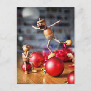 Postal Acorn elves balanceando en la pelota de Navidades 