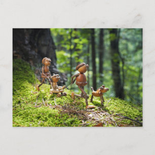 Postal Acorn elves family dando un paseo