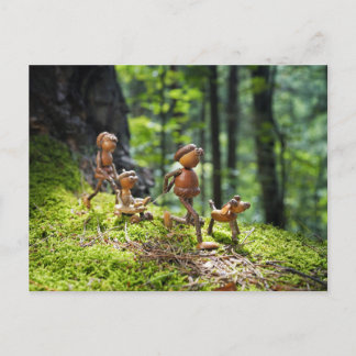 Postal Acorn elves family dando un paseo