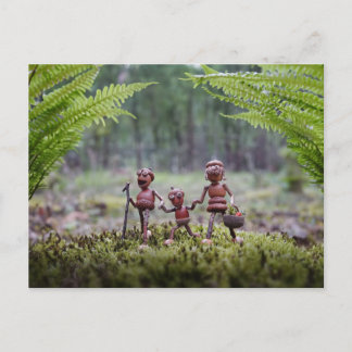 Postal Acorn elves family dando un paseo
