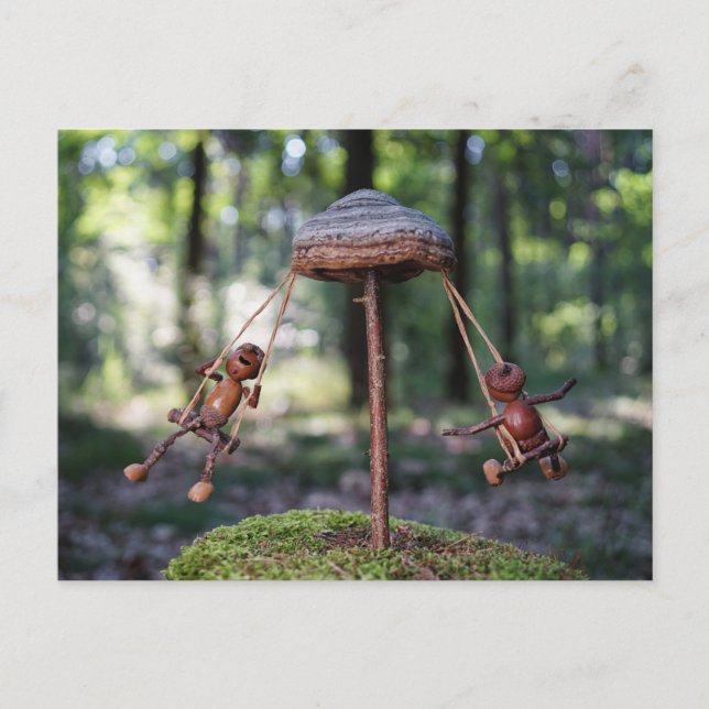 Postal Acorn elves jugando en el carrusel (Anverso)