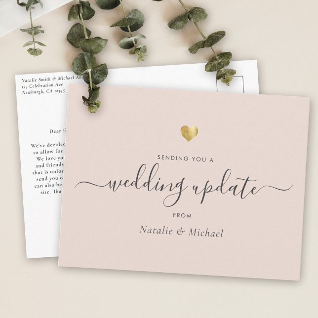 Postal Actualización de boda Elegant Script Gold Rubor Pi (Wedding update card with elegant script text on a soft blush background, along with a gold heart )