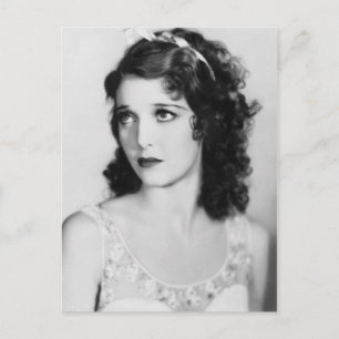 Postal Adara, elegante foto en blanco y negro