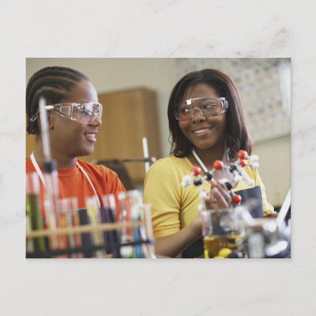 Postal Adolescentes afroamericanos en clase de ciencias (Anverso)