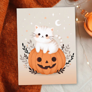 Postal Adorable gatito sentado en una calabaza Halloween 