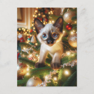 Postal Adorable gatito siamés en un árbol de Navidad