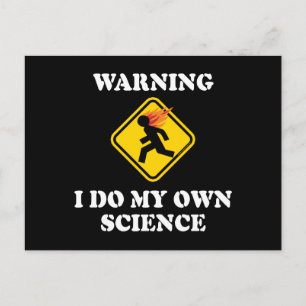Postal Advertencia Hago Mi Propia Ciencia - Precaución de
