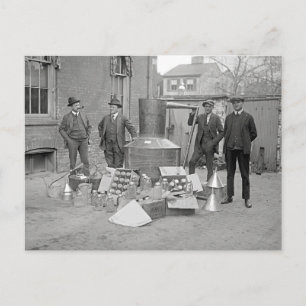 Postal Agentes de Prohibición con Alambique de Moonshine,