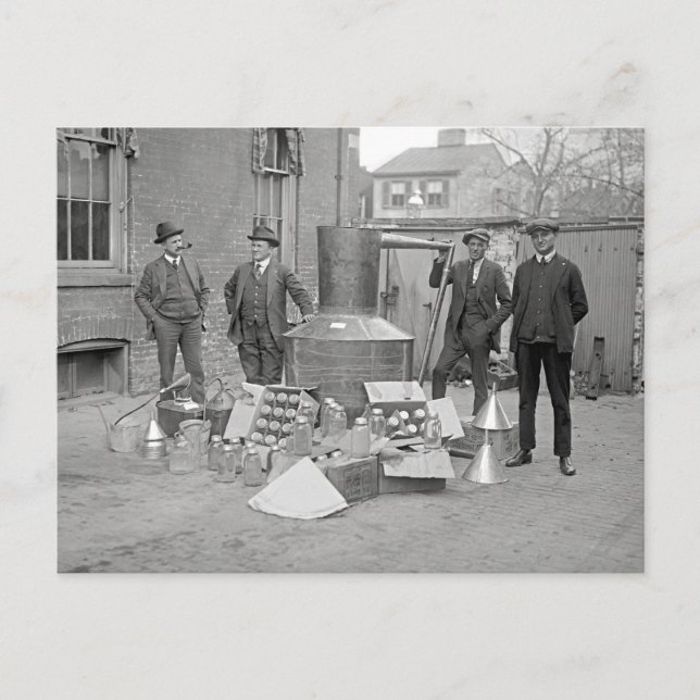 Postal Agentes de Prohibición con Alambique de Moonshine, (Anverso)