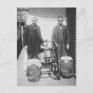 Postal Agentes mostrando alambique de whisky, 1920