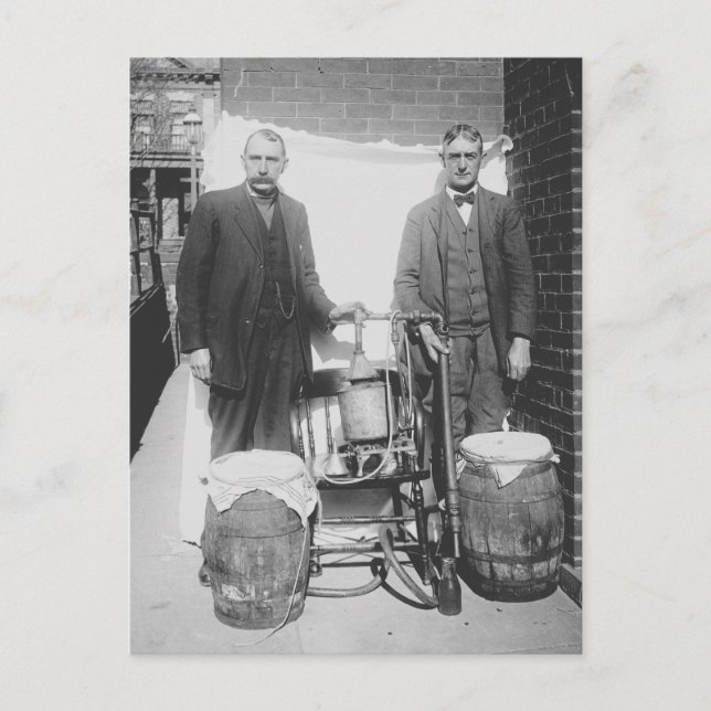 Postal Agentes mostrando alambique de whisky, 1920 (Anverso)