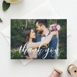 Postal Agradable Boda de caligrafía moderna. Gracias.<br><div class="desc">La tarjeta perfecta para agradecer a sus invitados por ser parte de su día de bodas. Esta postal de agradecimiento a los personalizables presenta un overlay blanco moderno de caligrafía. Este diseño también está disponible en otras tarjetas.</div>