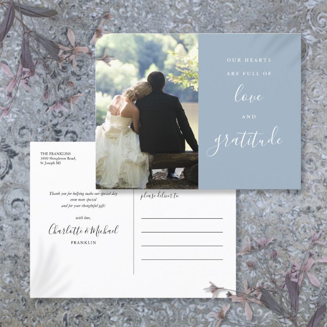 Postal Agradecimiento de boda con foto guion azul polvori (Dusty Blue Script Photo Wedding Thank You Postcard)