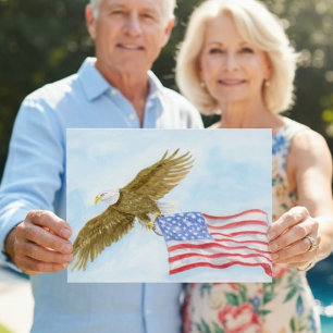Postal Águila calva patriótica volando con la bandera de